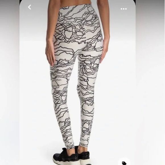 Maaji Leggings White with Modern Line Print - XS - Picture 2 of 7